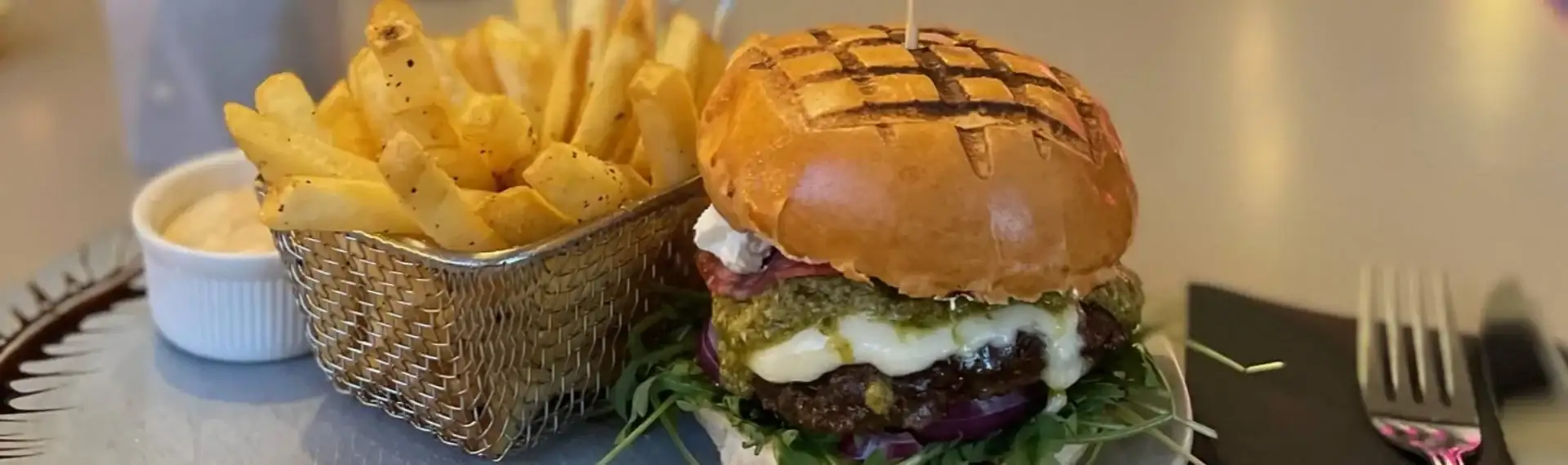 Hamburgare och pommes frites på HUGO Finspång